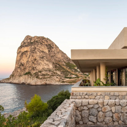 Μια βίλα στη Σικελία συνδυάζει το μοντέρνο design με τη διαχρονική γοητεία του μεσογειακού τοπίου